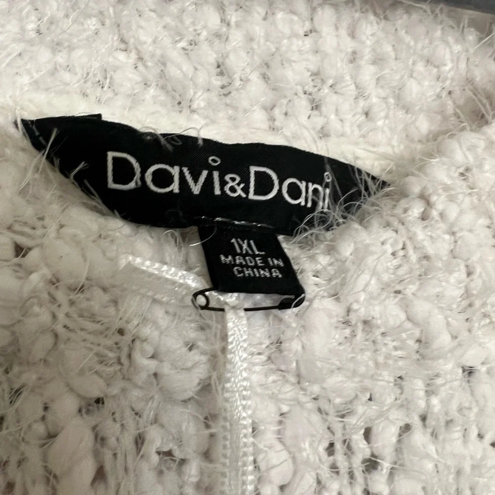 NWT Davi & Dani Women’s Sweater. Super Soft And Cozy! - Picture 7 of 7